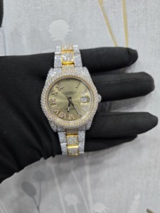 Montre de luxe hip-hop en moissanite glacée pour homme avec cadran entièrement serti de diamants dorés, bracelet haut de gamme, style moderne et affirmé - Product Image 2