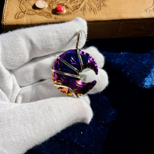 Venta al por mayor hecho a mano pulido Aura Moon Crescent Moon colgantes Natural Healing Crystal Charms Reiki Feng Shui mascota Pilar - Product Image 1