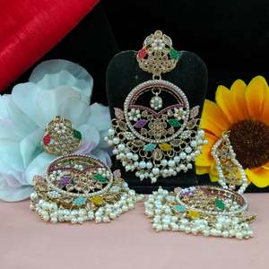 Design de croissant classique contemporain Kundan Chandbalis Maang Tikka élégance traditionnelle toucher moderne perles minimales pour boucles d'oreilles - Product Image 1