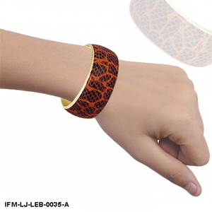 Brazalete de Latón con Incrustaciones de Cuero Hecho a Mano, Envoltura de Cuero Genuino, Tono Dorado, Brazalete de Diseño, Joyería con Estampado Animal Texturizado para Mujer - Product Image 4