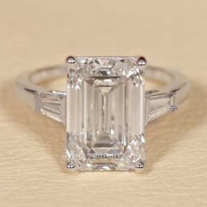 แหวนเพชรโมอิสสีขาวทอง14 KT ที่มีเสน่ห์และกำหนดเองได้พร้อมความชัดเจนมากกว่าสำหรับผู้หญิง - Product Image 1