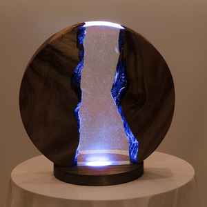 Lampe de décoration de table en résine époxy faite à la main de luxe pour les maisons modernes, les hôtels, les salons et les cadeaux festifs - Product Image 1