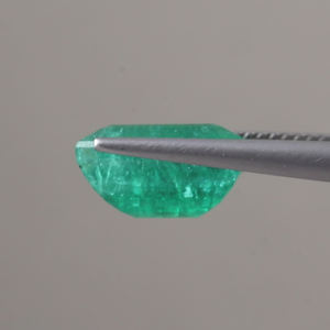 Esmeralda Natural Certificada IGI, Suelta, 5.36 Quilates, Corte Esmeralda Octogonal, 11.5x9mm, Tallada a Mano, Encerada/Aceitada, Pulida, Gema Fina Ligera - Product Image 2