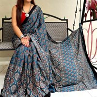 Hermoso Sari de Seda Georgette con Estampado Digital Ajrakh, Adorno de Piel Sintética y Pallu Rico, Ropa India para Uso Diario, Oficina, Fiestas y Eventos Especiales