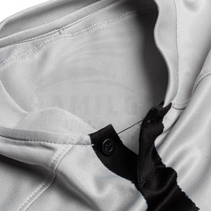 เสื้อฟุตบอลคุณภาพสูงสั่งทำพิเศษ แขนสั้นสำหรับฤดูร้อน ผ้าโพลีเอสเตอร์ 100% แห้งเร็ว คอวี ดีไซน์ล่าสุด ขายส่ง - Product Image 3