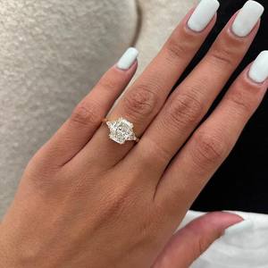 Radiant Cut 2,02 Karat Laborgezüchteter Diamant Dreisteiniger Ring 14K Massivgold Feiner Premium Hochzeits-Versprechensring Schmuck für Freundinnen - Product Image 3
