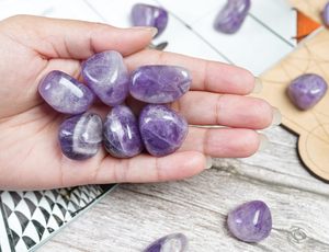 Pierres de guérison en améthyste naturelle-Méditation Reiki et cristaux d'énergie-Pierres précieuses en améthyste dégringolées en vrac - Product Image 6