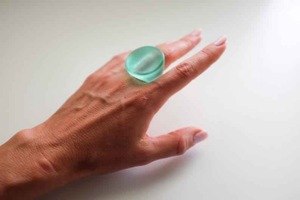 Anneaux en résine acrylique de forme ronde, fabriqués à la main, anneaux d'amour pour femmes, bijoux de fête, vente en gros au meilleur prix - Product Image 5