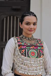 Lehenga choli ผู้ผลิตและผู้จัดจำหน่ายในอัตราที่ต่ำที่สุดผ้าฝ้ายสีที่น่าตื่นตาตื่นใจกับการพิมพ์และงานกระจก - Product Image 2