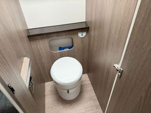 Autocaravana de Lujo Compacta con Diseño Europeo Contemporáneo para Viajes, Campamentos y Aventuras. Compre Remolques de Viaje Usados en Buen Estado - Product Image 6