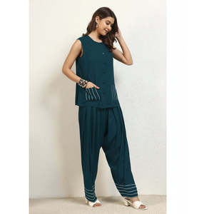 Deebaco Ensemble coordonné 2 pièces décontracté pour femme, comprenant un haut sans manches en rayonne crêpe vert sarcelle à col rond et un pantalon salwar longueur cheville, coupe ample - Product Image 5