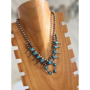 Ensemble de colliers Squash Blossom en turquoise Kingman et argent sterling, collection culturelle Lenora Garcia - Product Image 3