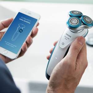 Rasoir électrique avec brosse exfoliante et accessoire tondeuse rotatif, étanche IPX7 pour le rasage du visage et du corps - Prise UK - Product Image 1