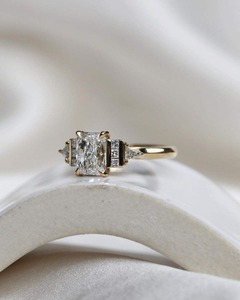 Anillo de compromiso con diamante cultivado en laboratorio de corte radiante con un peso total de 2.12 quilates, diamantes creados en laboratorio CVD, es un anillo impresionante y elegante. - Product Image 3