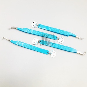 แหนบคิตตี้ขายดี แหนบแบบยั่งยืน แหนบสั่งทำพิเศษ ลายคิตตี้พร้อมจี้ด้านล่าง ขนแบน ขนตาปลอม โลโก้ขนมิงค์ MOQ ต่ำ - Product Image 3