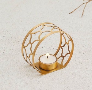 Portavelas de hierro bellamente tallado con intrincados grabados florales y detalles artísticos diseñados para un espacio sofisticado - Product Image 6