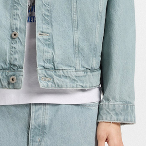 แจ็คเก็ตยีนส์สำหรับผู้ซื้อขายส่งจำนวนมาก ผู้ชาย แขนยาว ปกพับ ดีไซน์สตรีทแวร์ทันสมัย สวมใส่สบายและทนทาน - Product Image 4
