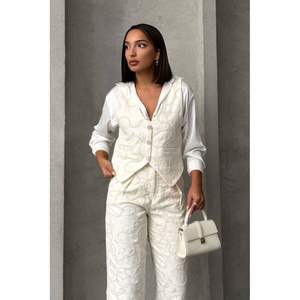 Chalecos y Chaquetas Bordadas al por Mayor para Mujer - Product Image 4