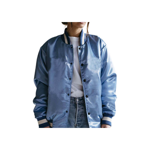 Veste bomber en satin bleu clair pour femmes, bordure côtelée rayée crème, fermeture à boutons pression, finition brillante légère, style urbain - Product Image 4