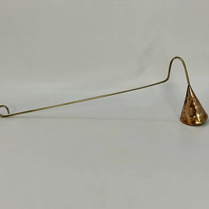 Elegante apagador de velas de metal diseñado para ceremonias religiosas Reuniones espirituales Celebraciones navideñas y ocasiones de boda - Product Image 1