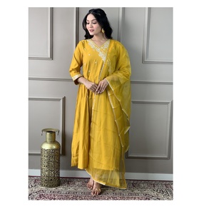 Pantalon Kurti en tissu Viscose Chanderi de style célébrité tendance avec tissu Organza original brodé Dupatta au meilleur prix - Product Image 1