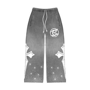 Pantalon de survêtement en molleton de coton et polyester de qualité supérieure 360 GSM, tissu lavé bordeaux, panneau appliqué, détail en strass, logo imprimé - Product Image 3