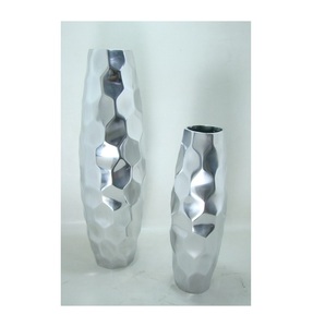 Nouveau design Vase à fleurs de haute qualité et ensemble de trois pots en aluminium finition argentée pour la décoration de la maison salon et chambre à coucher - Product Image 3