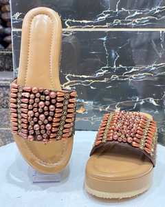 Sandales plates pour femmes de style traditionnel fait à la main pour la fête de mariage disponibles chez Wholesale Supply - Product Image 4