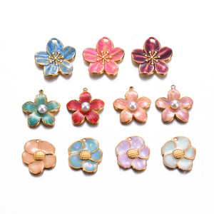 Lot de 5 Breloques Fleur Émaillées Colorées en Acier Inoxydable avec Placage Or et Sertissage à la Cannelure, Style Religieux pour Bricolage (Vente en Gros) - Product Image 1