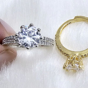 Bague CZ Solitaire Coupe Ronde Classique avec Double Bande Finition Or et Argent Tendance pour Mariages Fêtes et Anniversaires - Product Image 1