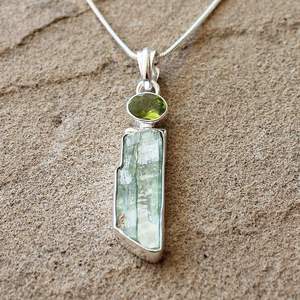 Bijou brut en kyanite verte et péridot pour femme, en argent sterling massif 925 plaqué rhodium/or, serti clos, coupe brute, pour anniversaire - Product Image 4