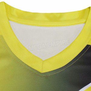 Uniformes de Fútbol de Secado Rápido Hechos Profesionalmente en Spandex/Poliéster, Cuello en V, Nombres de Equipos y Logotipos Personalizados, Ropa Deportiva de Alta Calidad - Product Image 4