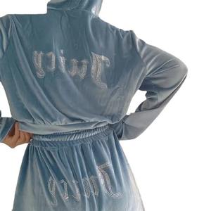 Conjunto Deportivo de Dos Piezas con Pedrería para Mujer, Brillante, Informal, con Sudadera con Capucha y Pantalones - Product Image 1