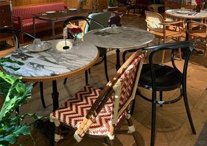<span class=keywords><strong>Table</strong></span> de salle à manger de style <span class=keywords><strong>bistrot</strong></span> avec plateau en <span class=keywords><strong>marbre</strong></span> et chaises en rotin tressé pour restaurant, café, hôtel, mobilier commercial d'intérieur - Product Image 3