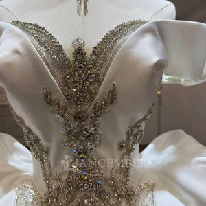 Robe de mariée de soirée Empire moderne et élégante en satin, col cœur, avec longue traîne, dentelle florale et ornements en cristal pour JJ123 - Product Image 4