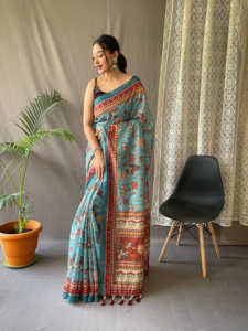 SAREE DE ALGODÓN MALAI PURO CON ESTAMPADOS KALAMKARI Y PALLU DE CONTRASTE CON BORLAS Y BLUSA DE CONTRASTE SAREE - Product Image 5