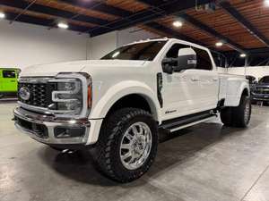 Nouveau pour 2023 : F-450 Super Duty Lariat Pickup avec transmission automatique, intérieur foncé, caméra de recul, galerie de toit métallique - Product Image 3