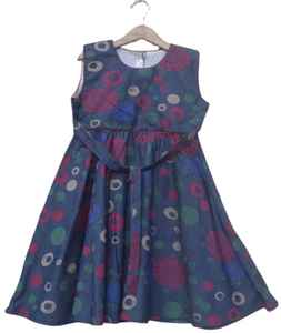 Conjunto elegante de verano para niñas: Camiseta de manga corta con estampado de retrato informal y pantalones cortos con estampado floral, transpirable, perfecto para exteriores - Product Image 2