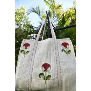 Bolso Tote de Moda Hibisco Rojo con Cierre de Cremallera, Forro de Algodón de Color Sólido, Hecho a Mano en Jaipur, Estampado Tradicional a Bloque - Product Image 5