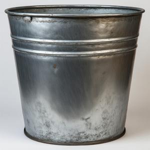 Jardinière galvanisée rustique avec détails fabriqués à la main, parfaite pour la décoration de jardin saisonnière extérieure et le style élégant de la maison - Product Image 6