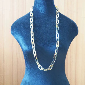 Collar de Lujo Hecho a Mano con Cuerno de Búfalo, Joyería Natural y Sostenible para Mujer, Alta Calidad - Product Image 1