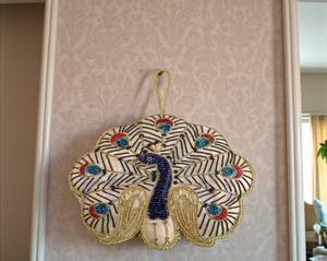 Adorno Colgante de Lujo con Forma de Pavo Real – Bordado Contemporáneo de Seda con Cuentas para Decoración del Hogar y Eventos - Product Image 2