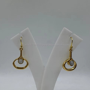 ต่างหูทองเหลืองชุบทองทำด้วยมือพร้อมมุกน้ำหนักเบาและทนทานสไตล์คลาสสิกสำหรับงานแต่งงานและของขวัญ - Product Image 1