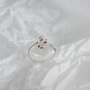 Anillo de Plata de Ley 925 con Tres Piedras de Rubí Natural Teñido, Engaste de Bisel, Bonito, Hecho a Mano, Elegante, para Mujer/Unisex, Ideal para Regalo - Product Image 6