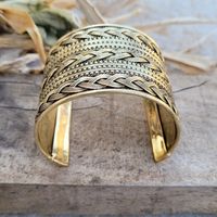 Bracelet manchette unisexe en laiton au design antique, finition polie, forme roulée, nouveau modèle tendance, aspect menottes, idéal comme cadeau