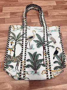 Sac fourre-tout matelassé de luxe blanc pour femmes grande capacité sac à provisions de voyage décoratif personnalisé imprimé jungle avec cordon de serrage - Product Image 5