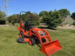 Tracteur agricole 4x4 BX25D avec chargeur frontal/arrière, moteur, boîte de vitesses, pompe et composants essentiels d'occasion d'Autriche - Product Image 3