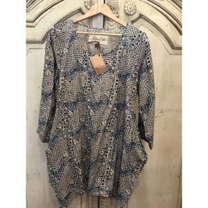 Blusa de Chifón de Algodón Estampada a Mano con Diseño de Azulejos de Bhuj Dibujados a Mano, Hombros Caídos, Asimétrica, para Uso Diario Femenino - Product Image 1