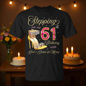 Maglietta promozionale: Intraprendendo il 61° compleanno con la grazia e la misericordia di Dio - Product Image 3