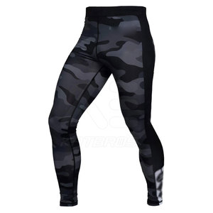 Leggings de yoga camouflage pour hommes, taille haute, longueur intégrale, avec bande latérale et logo sur la jambe droite, en spandex et polyester, extensibles dans les quatre sens - Product Image 1